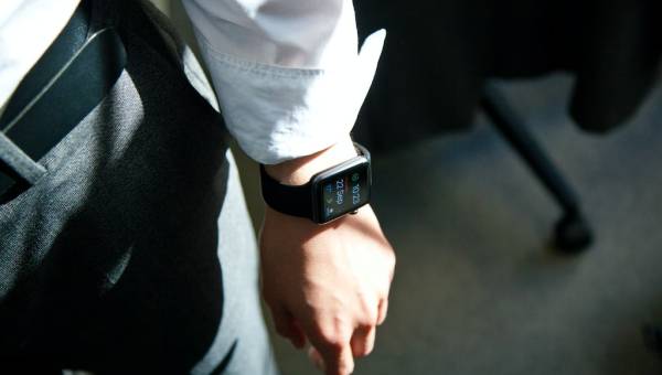 Zegarek sportowy, smartwatch, czy opaska smartband – co lepiej sprawdzi się w podróży?